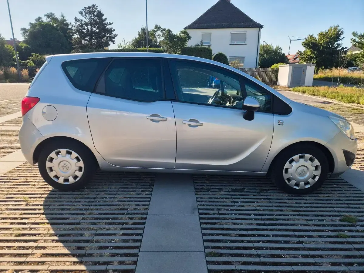 Gebraucht Opel Meriva Design Edition 101 PS (74 kW) 2011 Silber Van / Kleinbus