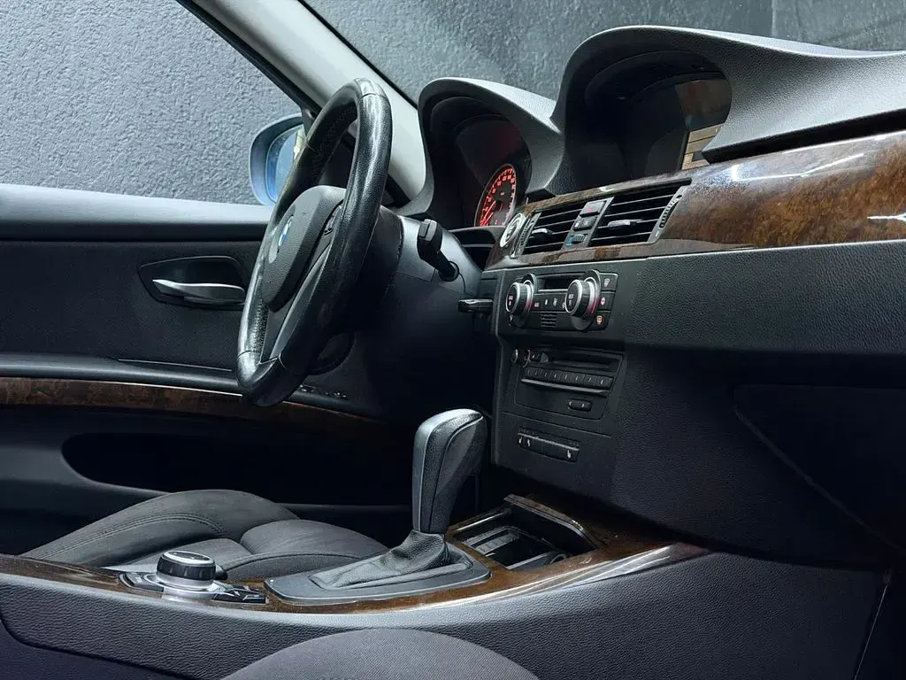 Gebraucht BMW 320 Sport Line 177 PS (130 kW) 2008 Silber Limousine