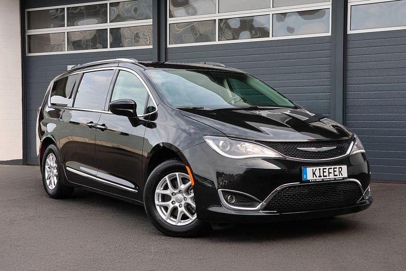 Brilliant black crystal Gebraucht 2020 Chrysler Pacifica Van / Kleinbus | 24.950 € - Bild 1/4