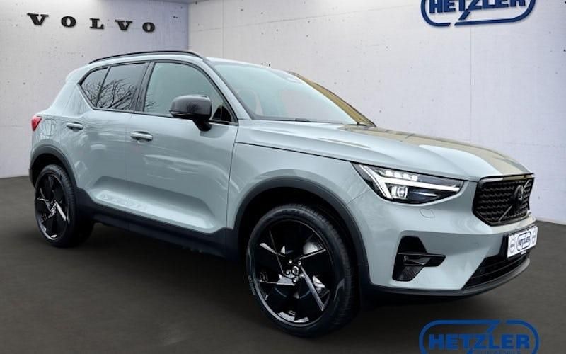 Neu Volvo XC40 Plus 163 PS (119 kW) 2026 Grau SUV