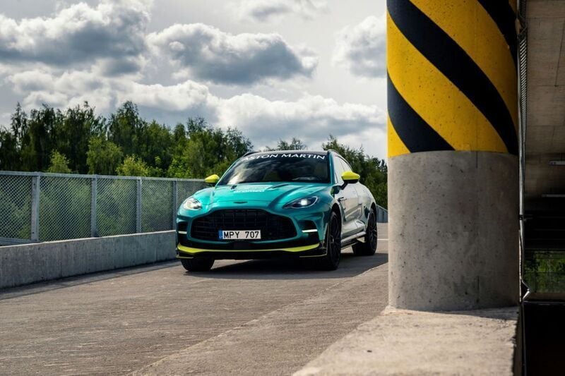Grau Gebraucht 2023 Aston Martin DBX 707 SUV | 169.279 € (Superpreis) - Bild 1/4