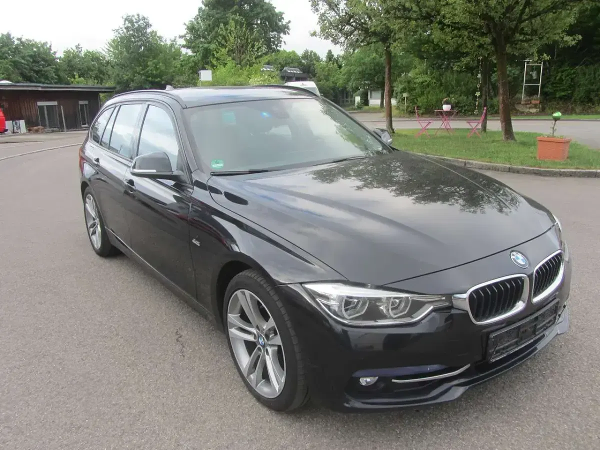 Gebraucht BMW 330 Sport Line 258 PS (189 kW) 2018 Black sapphire metallic Kombi