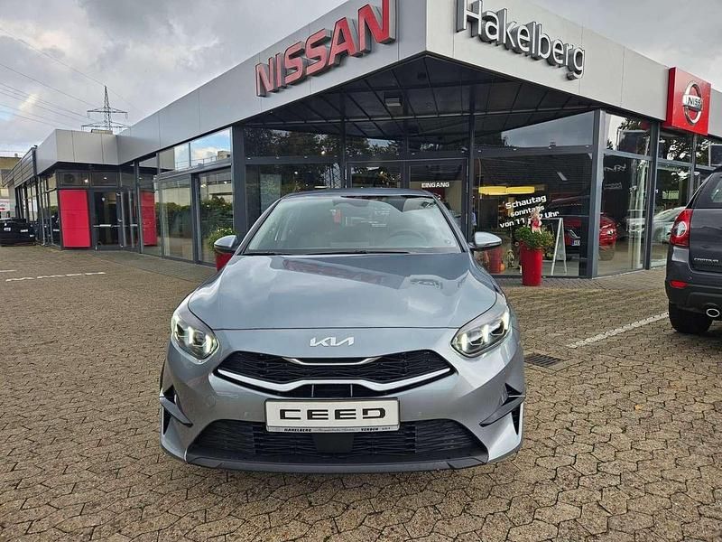 Neu Kia Ceed Spirit 140 PS (102 kW) 2025 (css) lunarsilber met. Kleinwagen