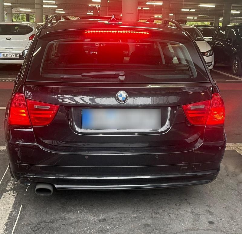 Gebraucht BMW 320 163 PS (119 kW) 2009 Schwarz Kombi