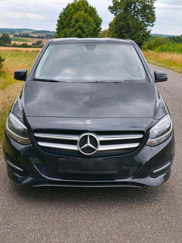 Schwarz Gebraucht 2018 Mercedes B200 Van / Kleinbus | 8.000 € (Guter Preis) - Bild 1/4