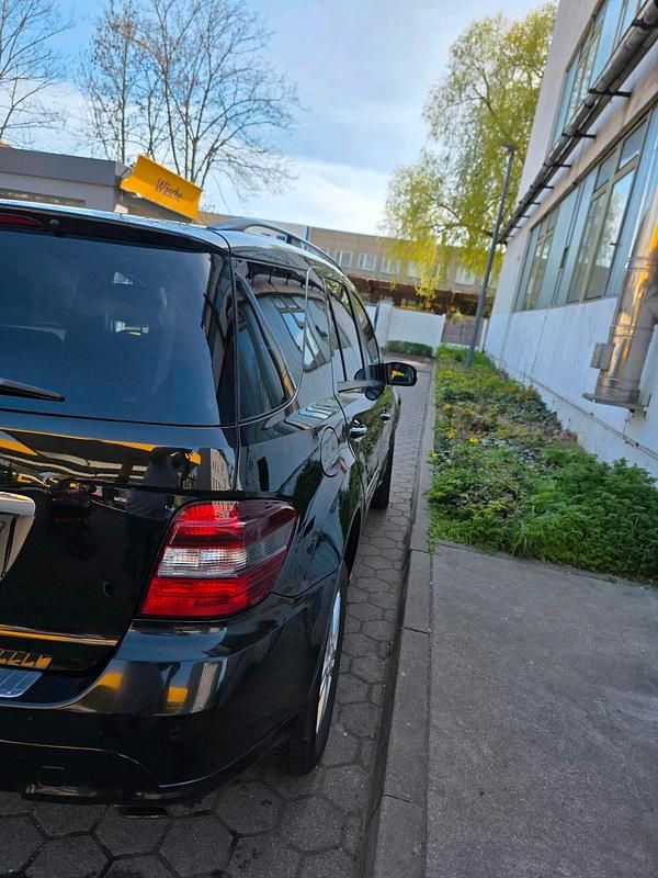 Schwarz Gebraucht 2005 Mercedes ML350 SUV | 7.500 € (Guter Preis) - Bild 1/4