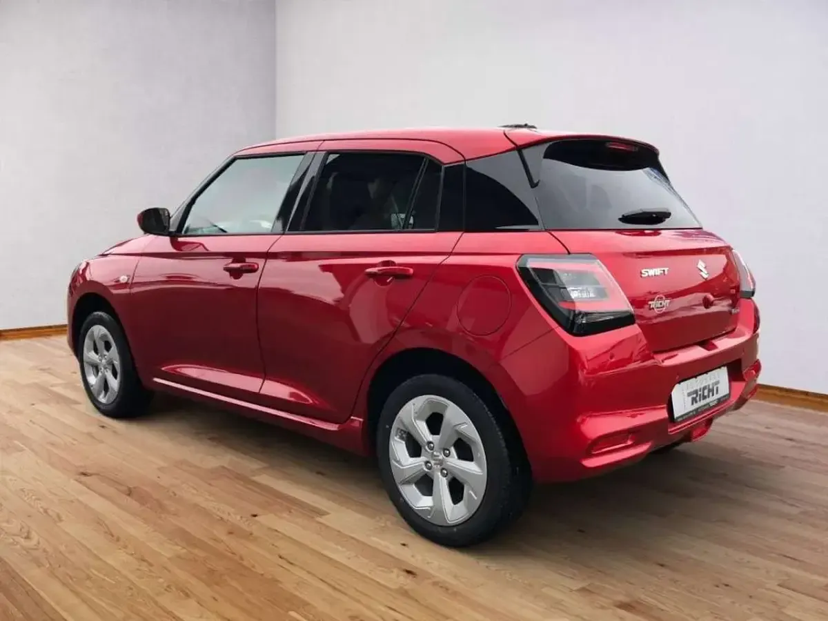 Neu Suzuki Swift Comfort 83 PS (61 kW) 2025 Burning red pearl metallic Kleinwagen