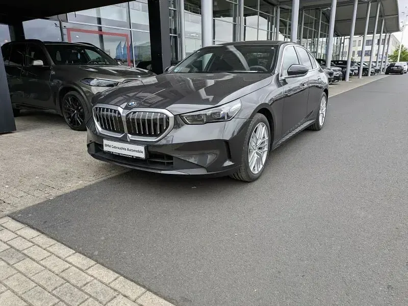 Gebraucht BMW 520 Sport Line 197 PS (144 kW) 2024 Grau Limousine
