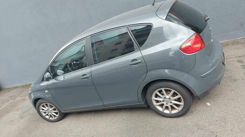 Grau Gebraucht 2010 Seat Altea Van / Kleinbus | 5.500 € (Teuer) - Bild 1/4