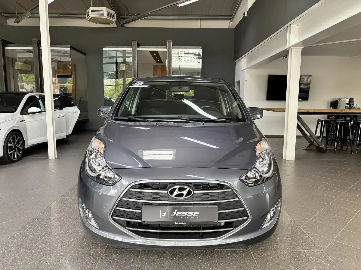 Gebraucht Hyundai ix20 Passion 90 PS (66 kW) 2016 Grau metallic Kleinwagen