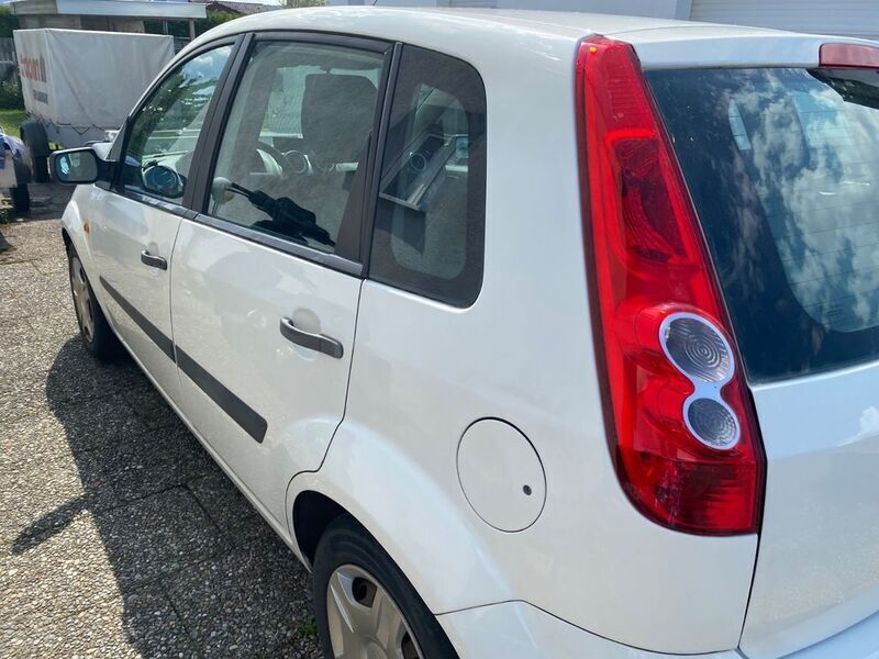 Gebraucht Ford Fiesta 60 PS (44 kW) 2006 Weiß Kleinwagen
