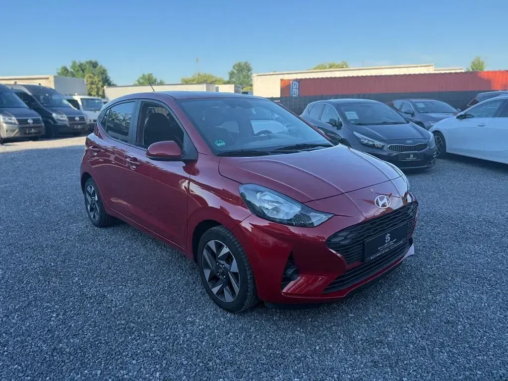 Gebraucht Hyundai i10 Trend 63 PS (46 kW) 2024 Rot Kleinwagen