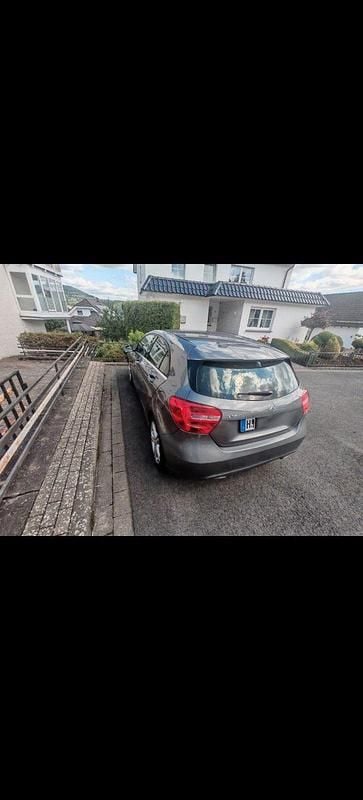 Gebraucht Mercedes A180 Urban 122 PS (89 kW) 2013 Grau Limousine