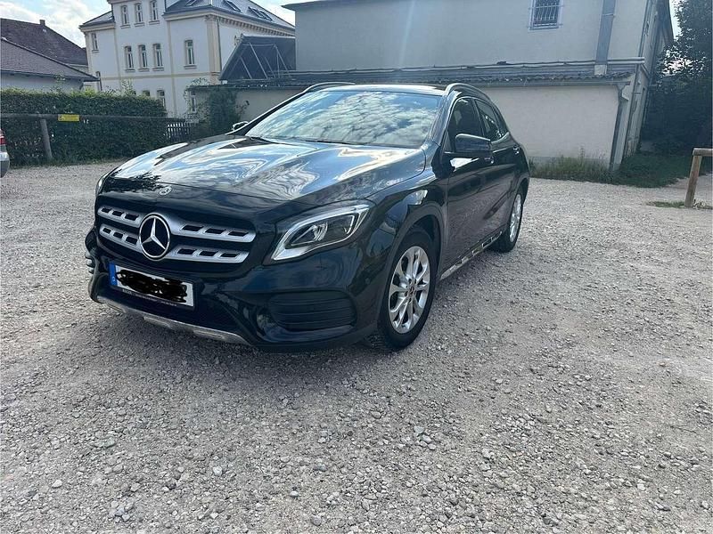 Schwarz Gebraucht 2019 Mercedes GLA200 AMG line SUV | 25.900 € (Guter Preis) - Bild 1/4