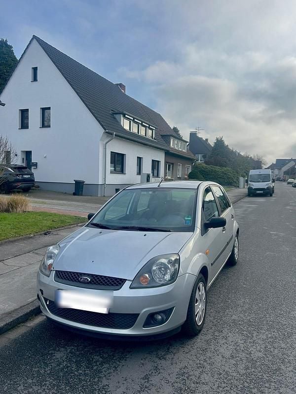 Grau Gebraucht 2007 Ford Fiesta Limousine | 1.350 € (Fairer Preis) - Bild 1/4