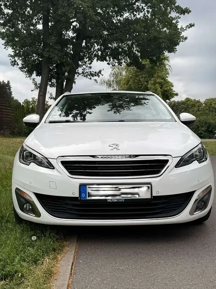 Gebraucht Peugeot 308 Allure 131 PS (96 kW) 2015 Weiß Kombi