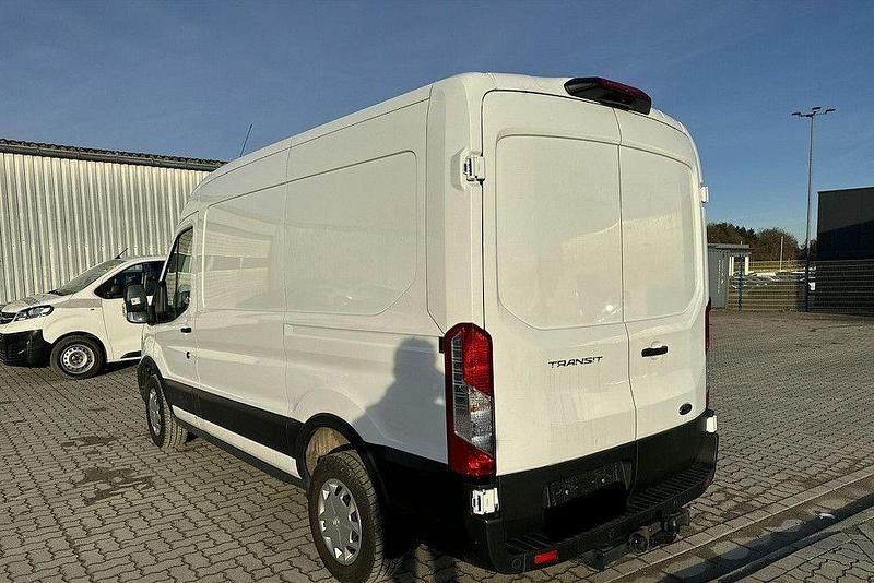 Gebraucht Ford Transit Trend 105 PS (77 kW) 2022 Weiß Limousine