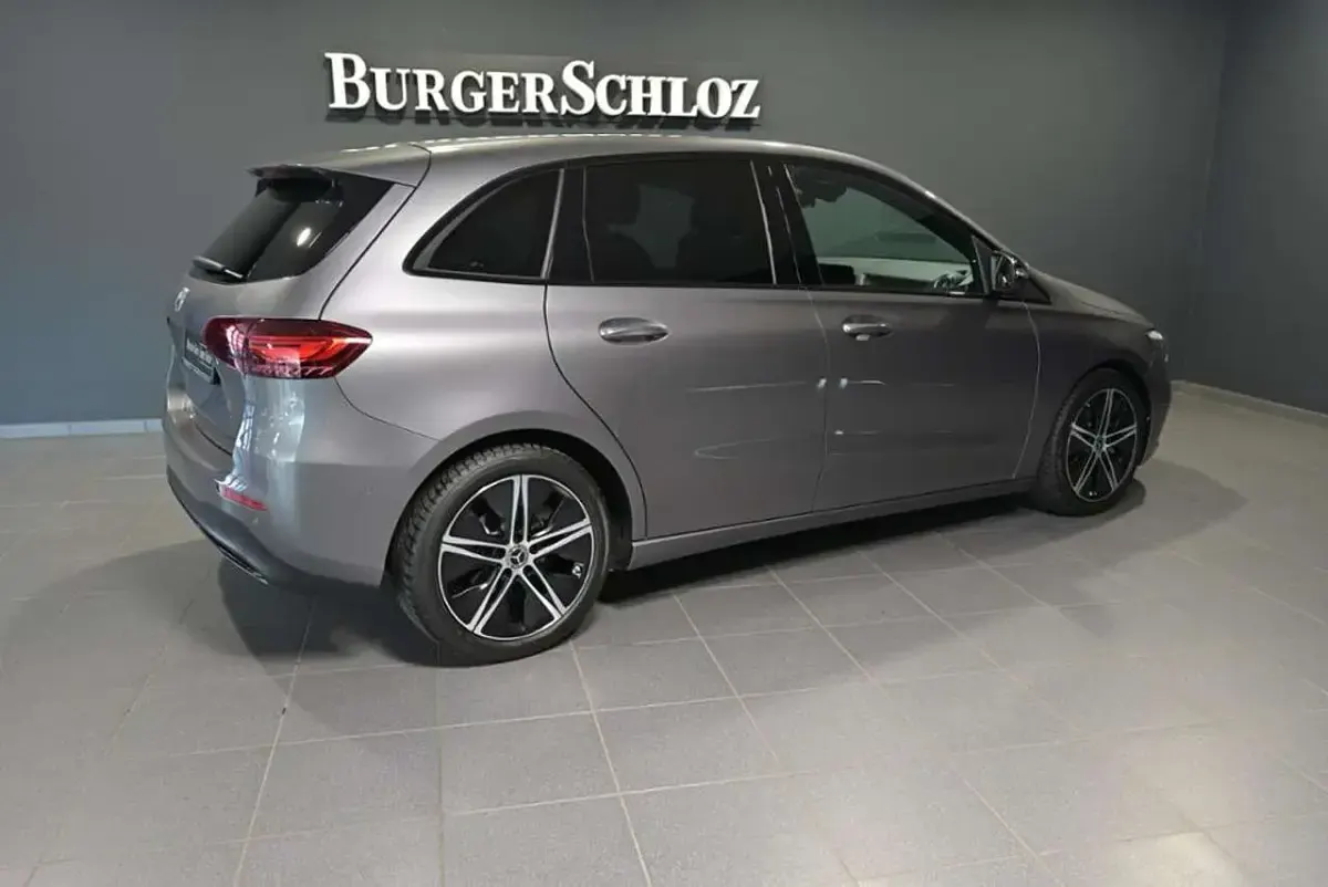 Gebraucht Mercedes B180 136 PS (100 kW) 2025 Grau Kleinwagen