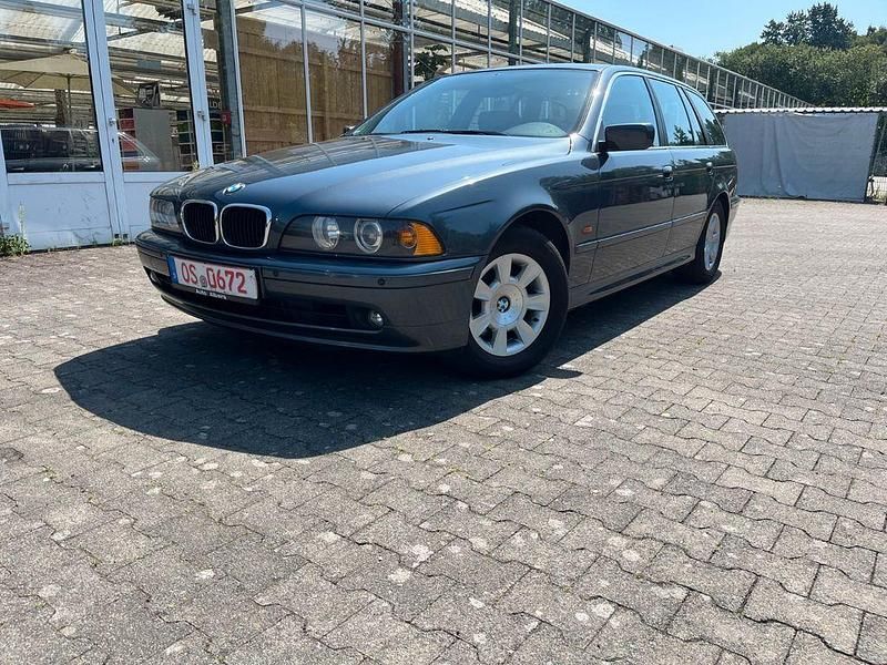 Grau Gebraucht 2001 BMW 520 Kombi | 4.900 € (Teuer) - Bild 1/4