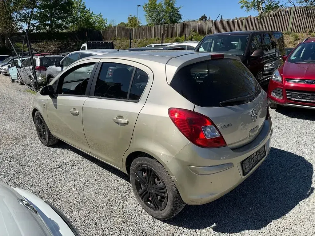 Używany Opel Corsa Selection 69 KM (50 kW) 2010 Złoty Hatchback