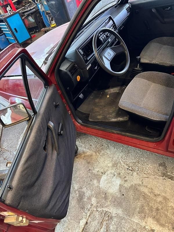 Second-hand VW Jetta 54 CP (39 kW) 1985 Roșu Berlinǎ