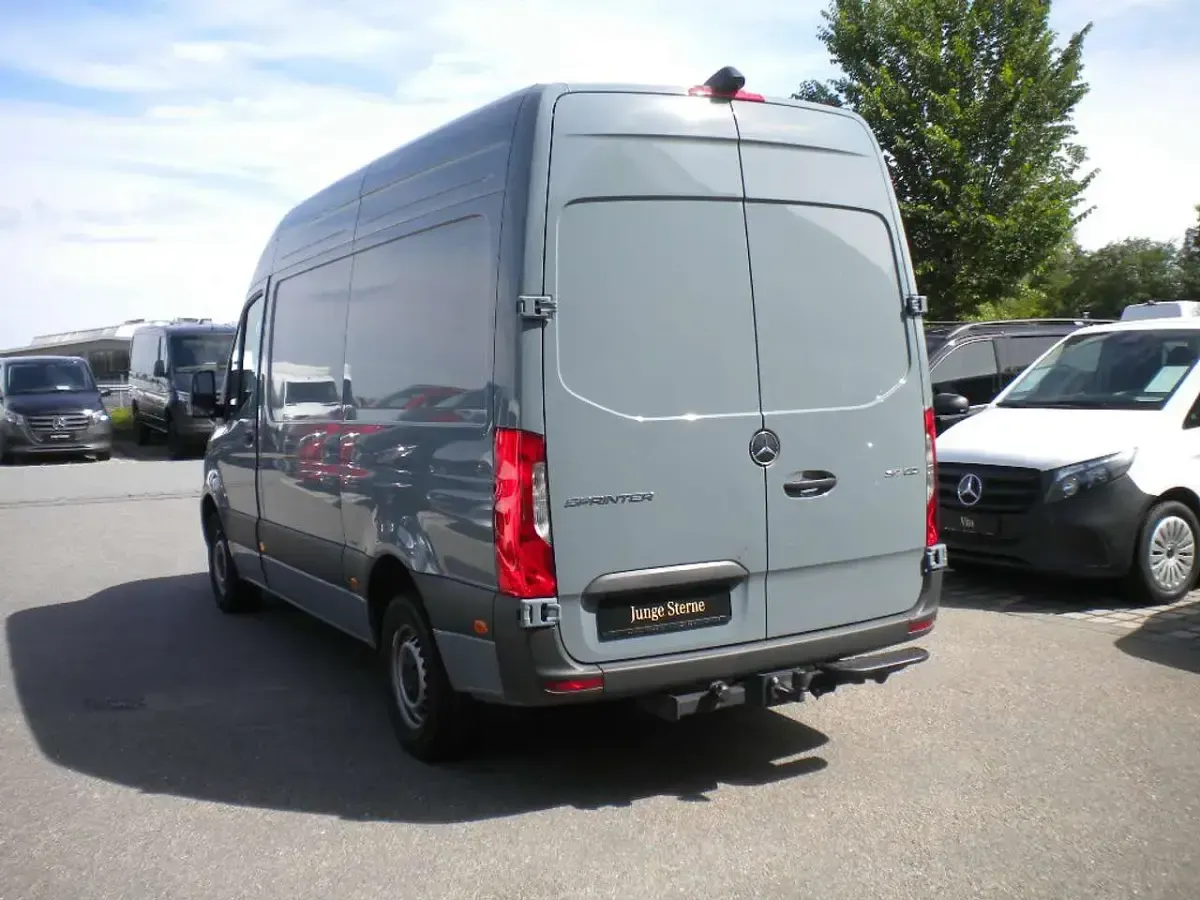 Gebraucht Mercedes Sprinter 170 PS (125 kW) 2025 Blau Van