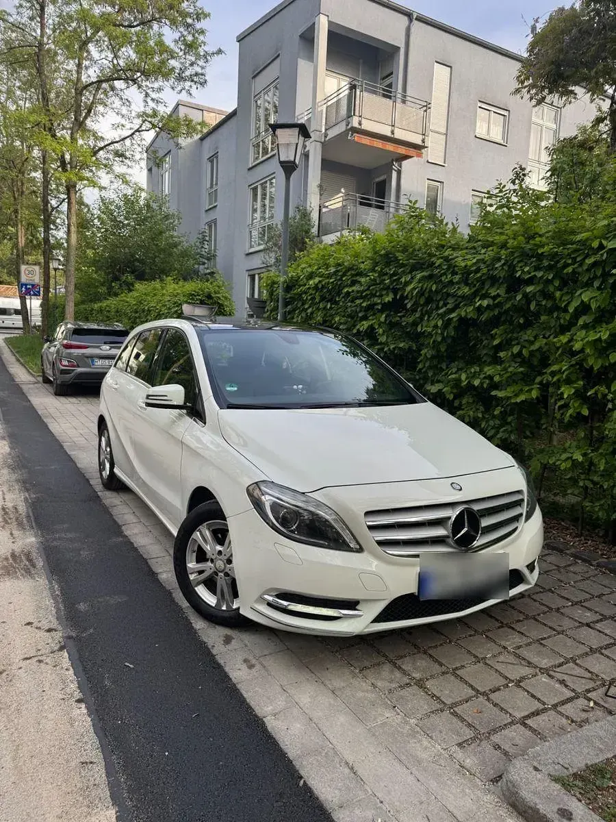 Gebraucht Mercedes B220 170 PS (125 kW) 2013 Weiß Kleinwagen