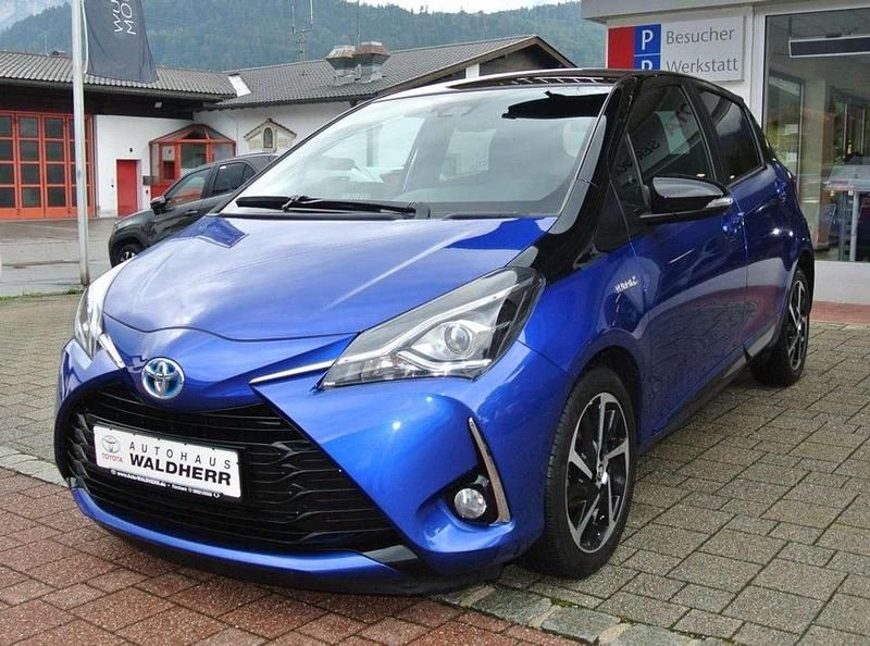 Titanblau metallic, mysticschw Gebraucht 2020 Toyota Yaris Hybrid Kleinwagen | 15.900 € (Guter Preis) - Bild 1/4