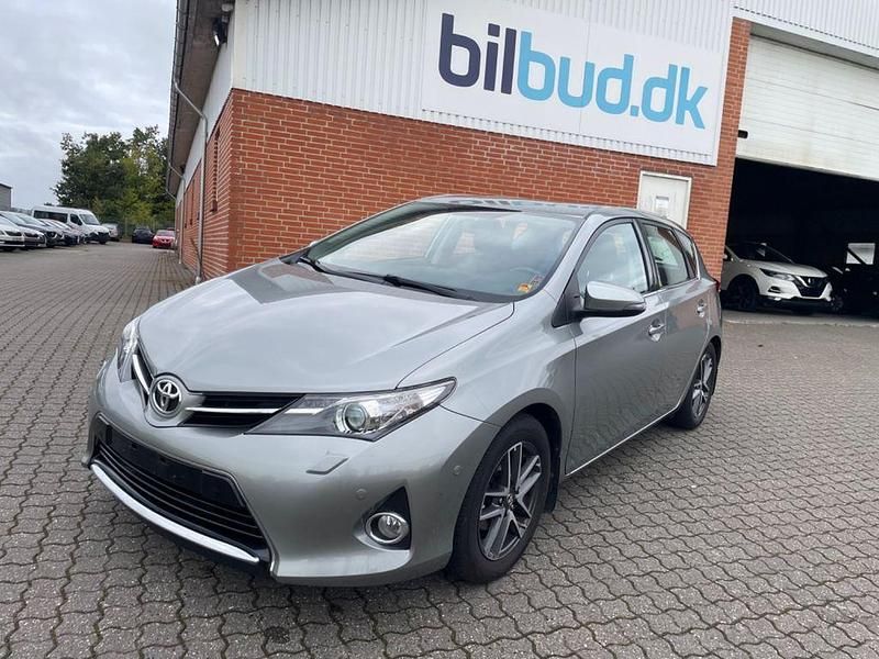 Silber Gebraucht 2013 Toyota Auris Life+ Limousine | 6.500 € (Fairer Preis) - Bild 1/4
