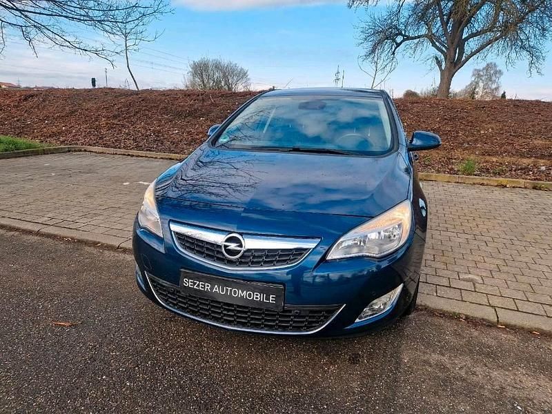 Usata Opel Astra 140 CV (102 kW) 2012 Blu Berlina