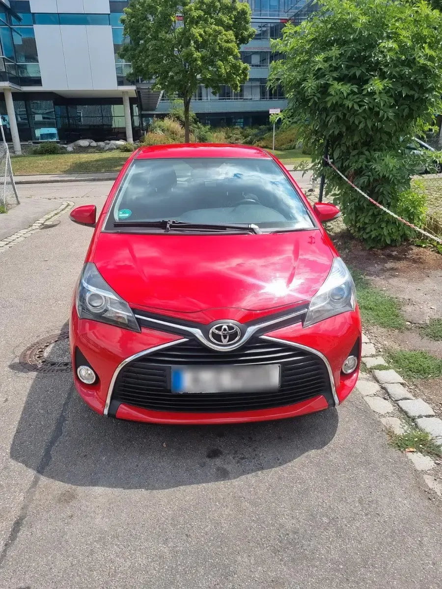 Gebraucht Toyota Yaris 69 PS (50 kW) 2015 Rot Kleinwagen