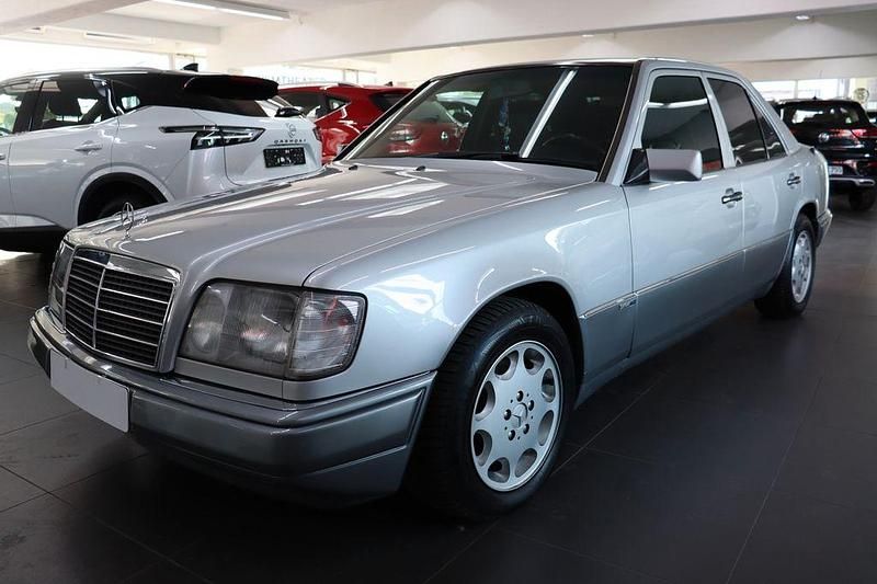 Silber Gebraucht 1994 Mercedes E280 Limousine | 12.950 € - Bild 1/4