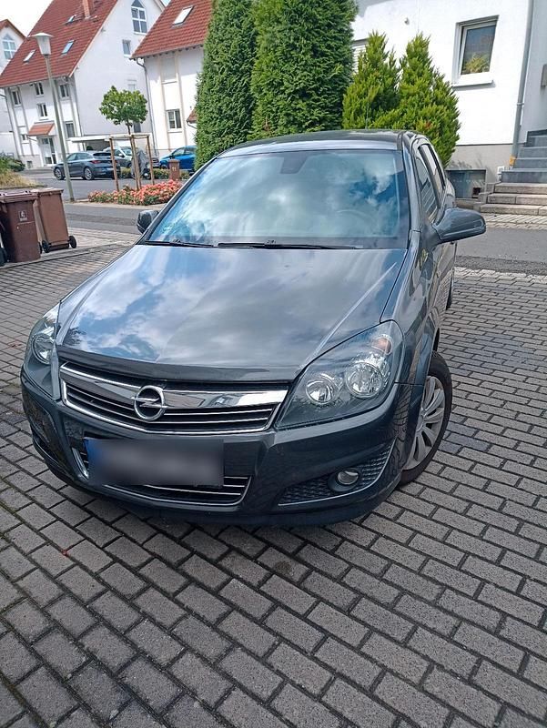 Grau Gebraucht 2010 Opel Astra Kombi | 2.000 € (Guter Preis) - Bild 1/4