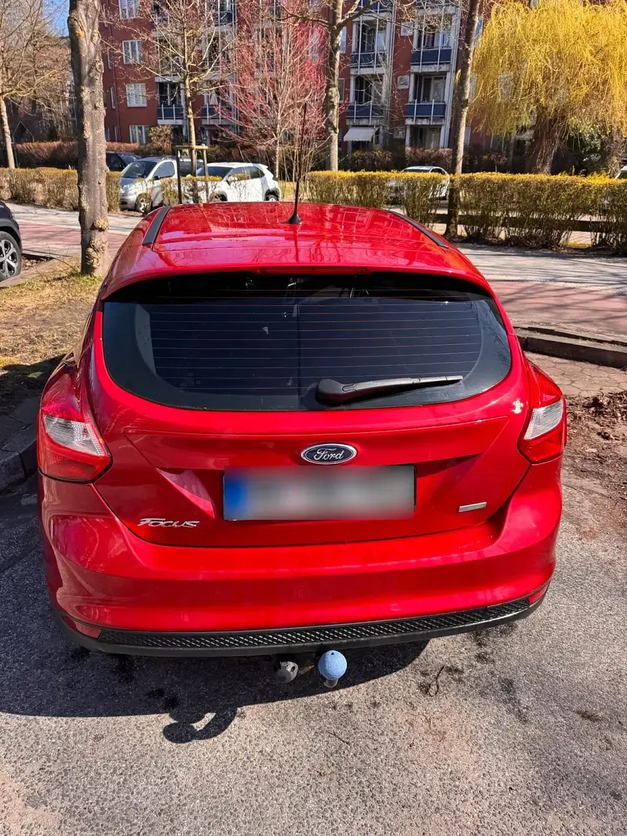 Używany Ford Focus 125 KM (91 kW) 2014 Czerwony Sedan/Limuzyna