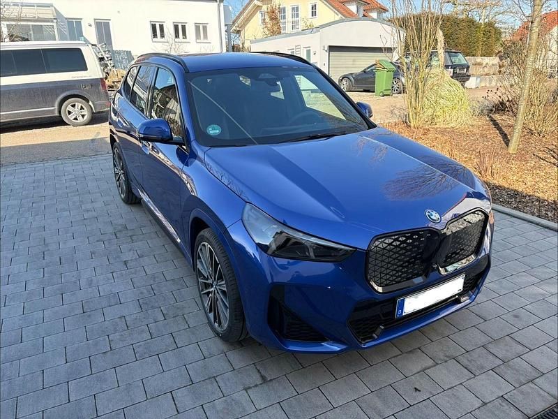 Blau Gebraucht 2025 BMW iX1 Luxury Line SUV | 48.900 € (Fairer Preis) - Bild 1/4