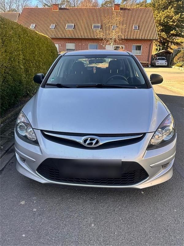 Gebraucht Hyundai i30 105 PS (77 kW) 2011 Silber Limousine