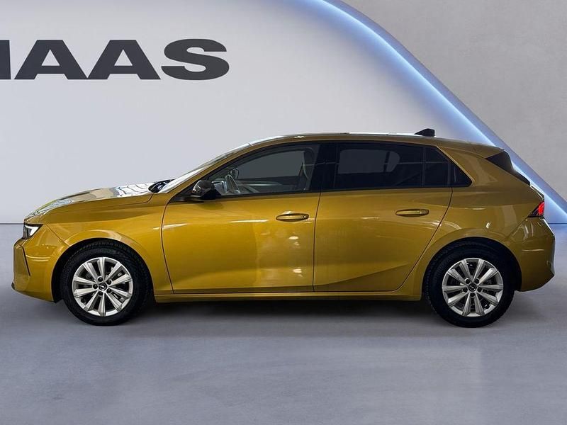 Gebraucht Opel Astra Enjoy 110 PS (80 kW) 2023 Lackierung amber yellow/typ au Limousine