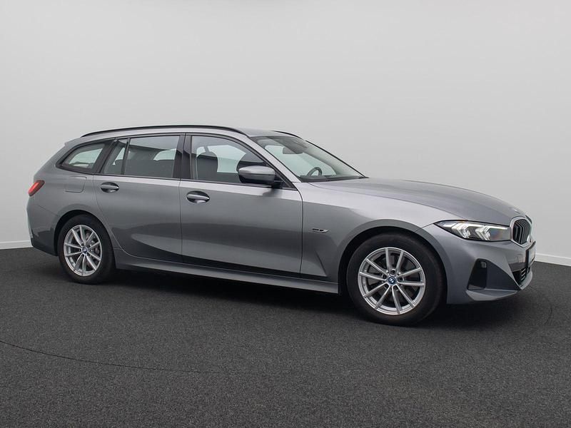 Gebraucht BMW 330e Sport Line 292 PS (214 kW) 2022 Shyscraper grauc4w Kombi