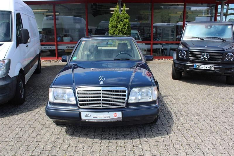 Blau Gebraucht 1995 Mercedes 200 Limousine | 12.500 € - Bild 1/4
