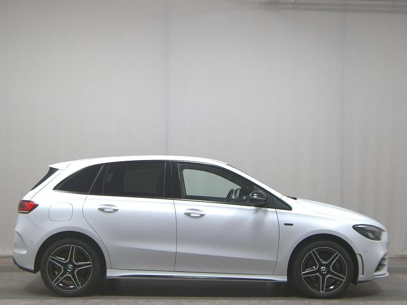 Weiss Gebraucht 2021 Mercedes B250e AMG line Van / Kleinbus | 19.780 € (Fairer Preis) - Bild 1/4