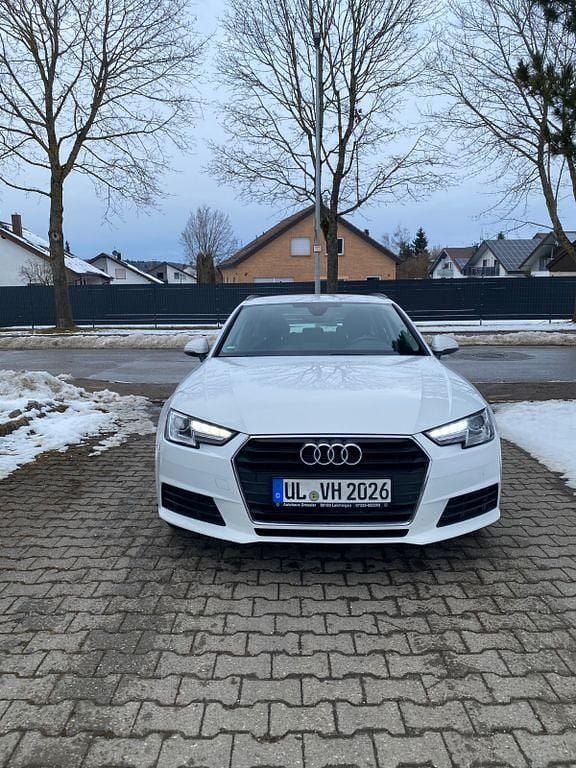 Second-hand Audi A4 Basis 150 CP (110 kW) 2018 Alb Break