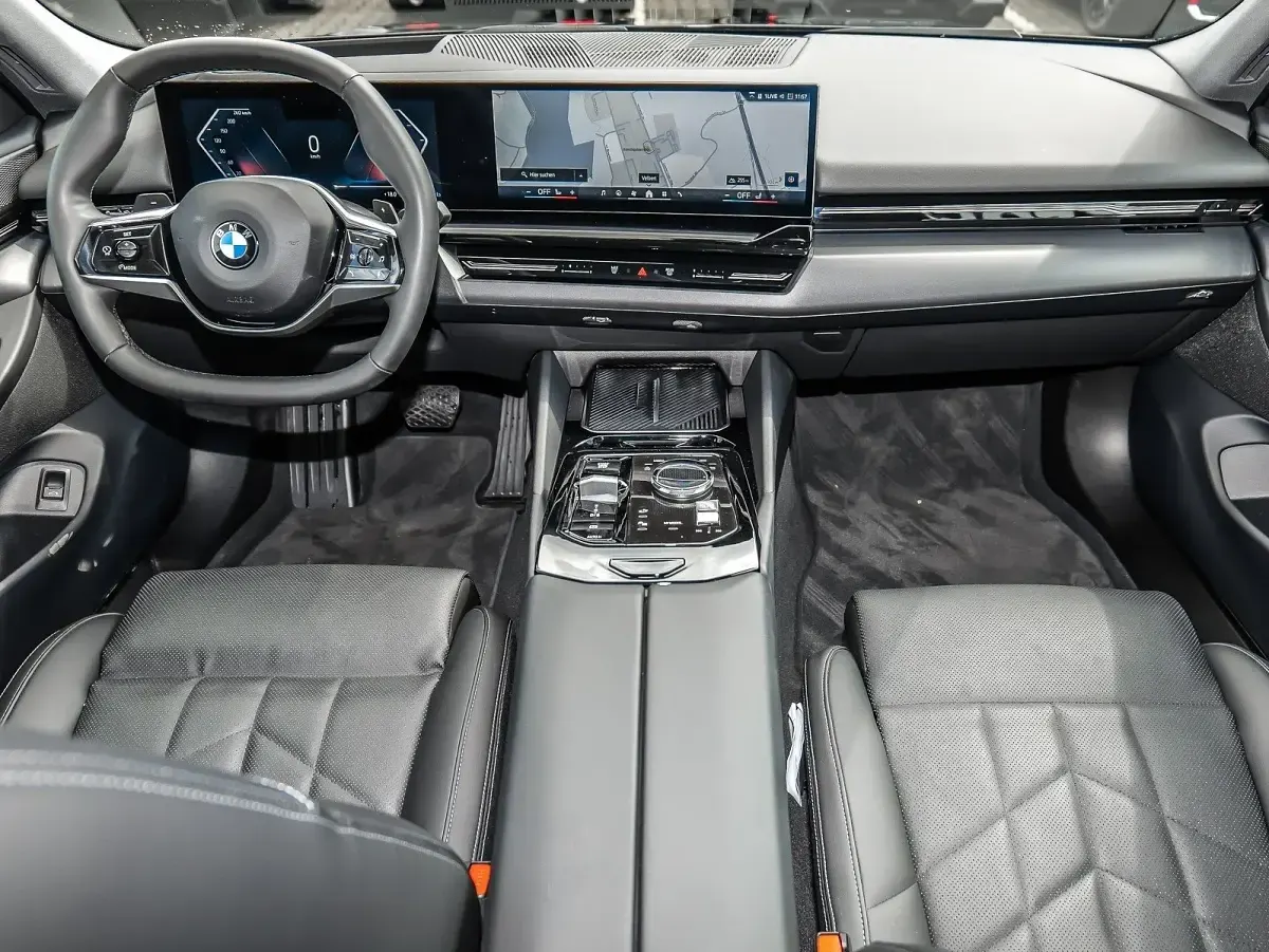 Gebraucht BMW 520 Sport Line 197 PS (144 kW) 2024 Schwarz Limousine
