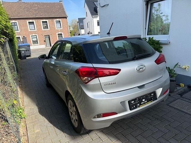 Gebraucht Hyundai i20 Classic 75 PS (55 kW) 2017 Silber Limousine