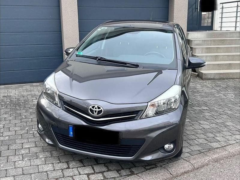 Gebraucht Toyota Yaris Cool 99 PS (72 kW) 2013 Grau Kleinwagen