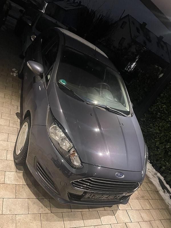 Grau Gebraucht 2013 Ford Fiesta Celebration Kleinwagen | 5.400 € (Fairer Preis) - Bild 1/4