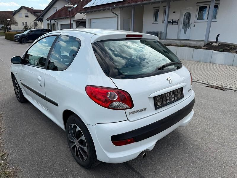 Gebraucht Peugeot 206+ 60 PS (44 kW) 2012 Weiß Kleinwagen