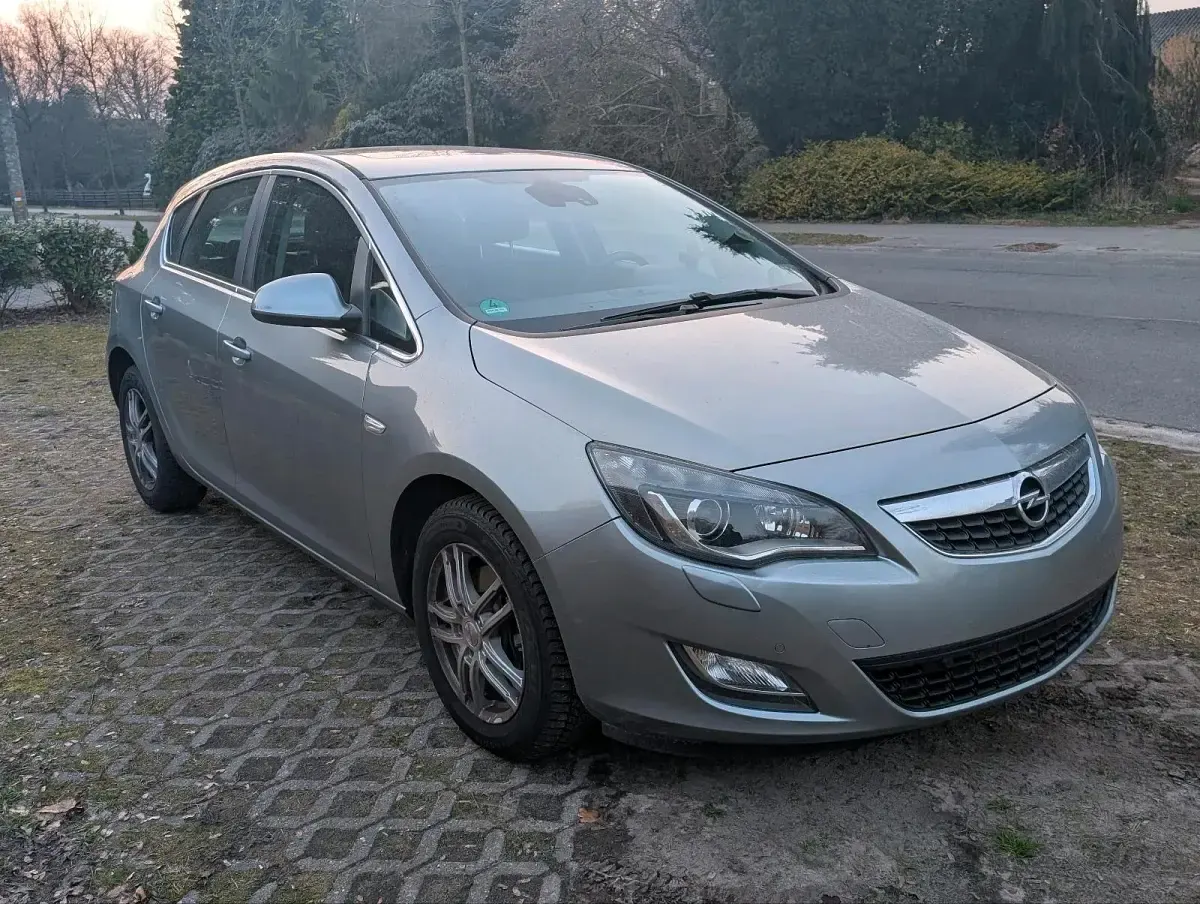 Gebraucht Opel Astra 179 PS (131 kW) 2011 Silber Limousine