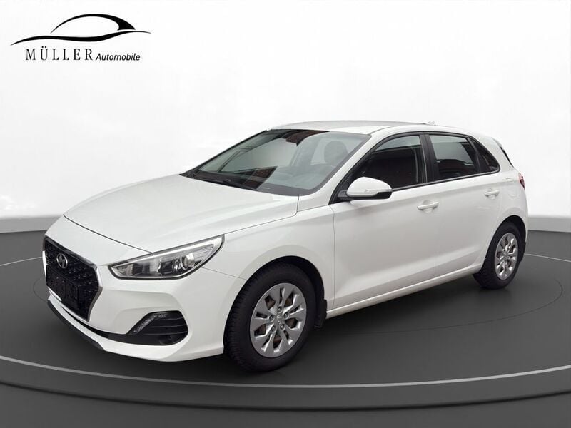 Weiß Gebraucht 2018 Hyundai i30 Select Limousine | 11.290 € (Guter Preis) - Bild 1/4