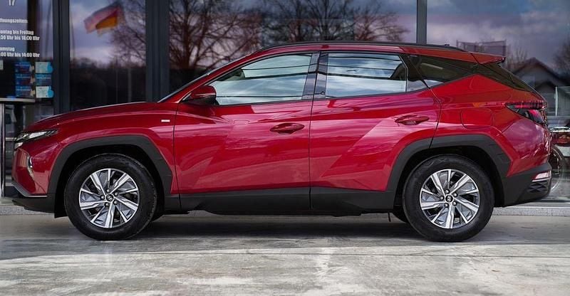 Gebraucht Hyundai Tucson Select 150 PS (110 kW) 2023 Sunset red / mic SUV