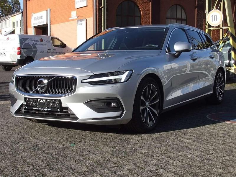 Bright silbermetallic Gebraucht 2022 Volvo V60 Momentum Kombi | 27.150 € (Fairer Preis) - Bild 1/4